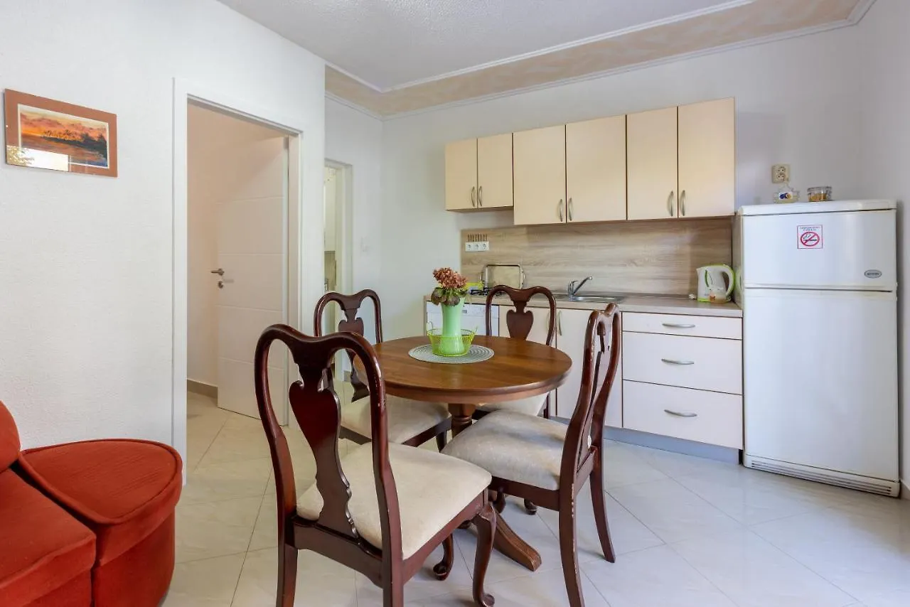 Apartments Pera سيلتسي 0*,