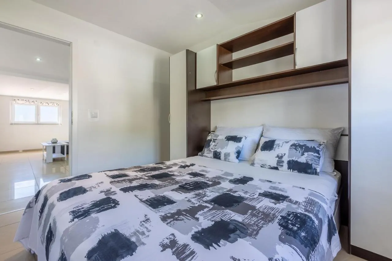 Apartments Pera سيلتسي