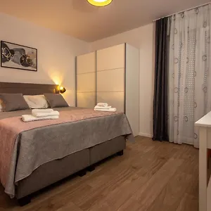 Bura2 , With Private Parking In The Garage Apartman Split